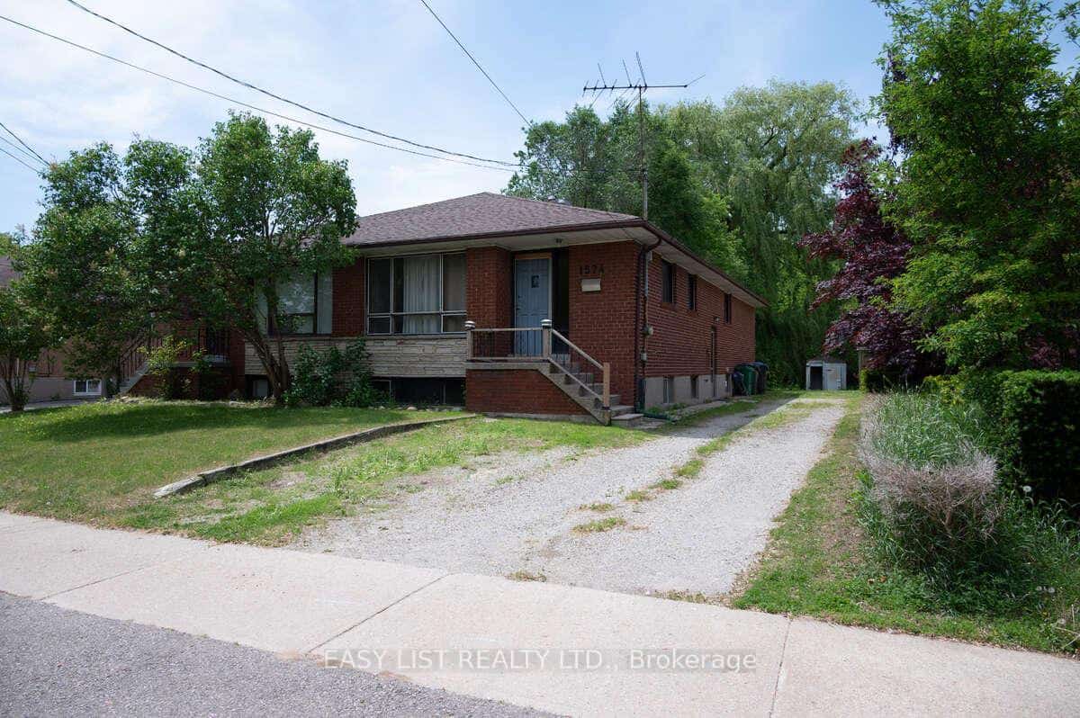 1574 Northmount Avenue, Mississauga, ON L5E 1Z1
