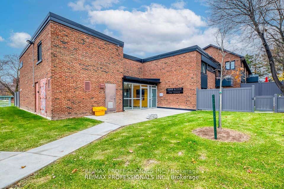 4345 Bloor Street W #51, Toronto, ON M9C 2A4