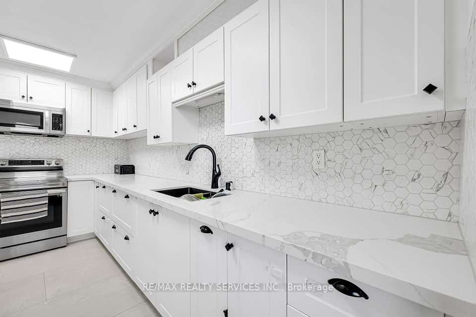 180 Markham Road #1701, Toronto, ON M1M 2Z9
