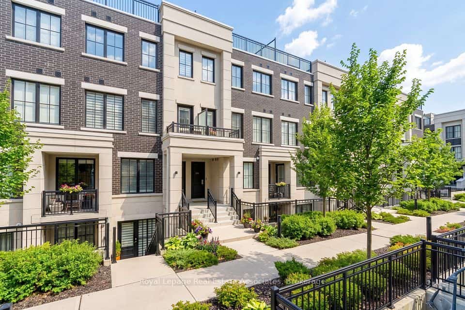 657 Cricklewood Drive #511, Mississauga, ON L5G 0B8