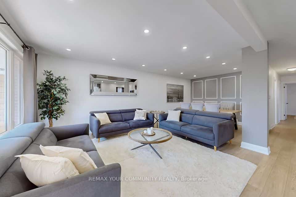 26 Faye Drive, Toronto, ON M2J 3S6