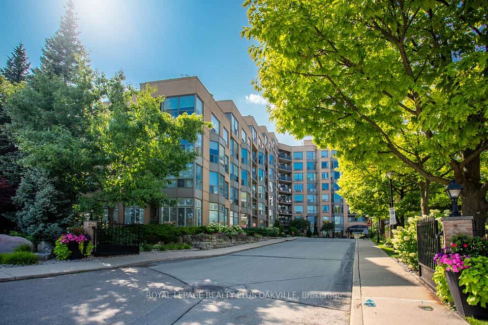 2511 Lakeshore Road W #207, Oakville, ON L6L 6L9