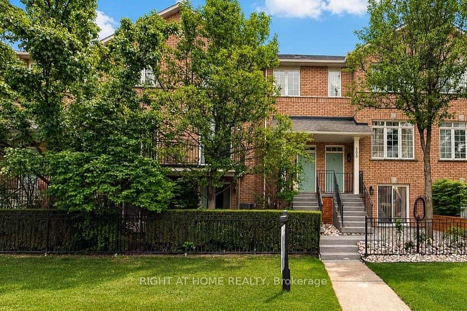 23 Observatory Lane #204, Richmond Hill, ON L4C 0M7