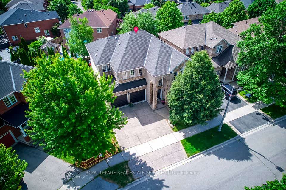 2249 Glazebrook Circle, Oakville, ON L6M 5B5