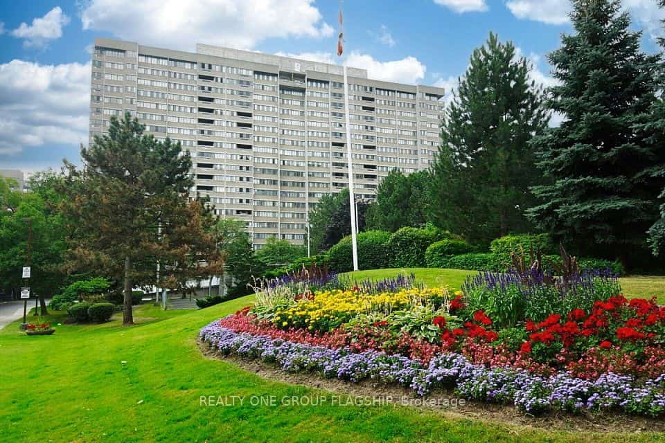 50 Elm Drive E #1209, Mississauga, ON L5A 3X2