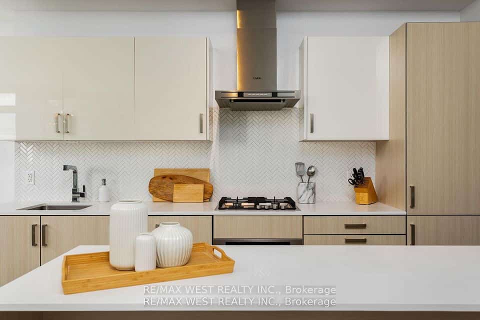 36 Howard Park Avenue #603, Toronto, ON M6R 0A5