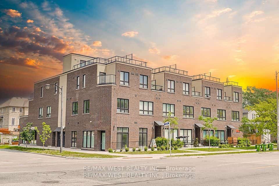 3686 St Clair Avenue E #110, Toronto, ON M1M 0E4