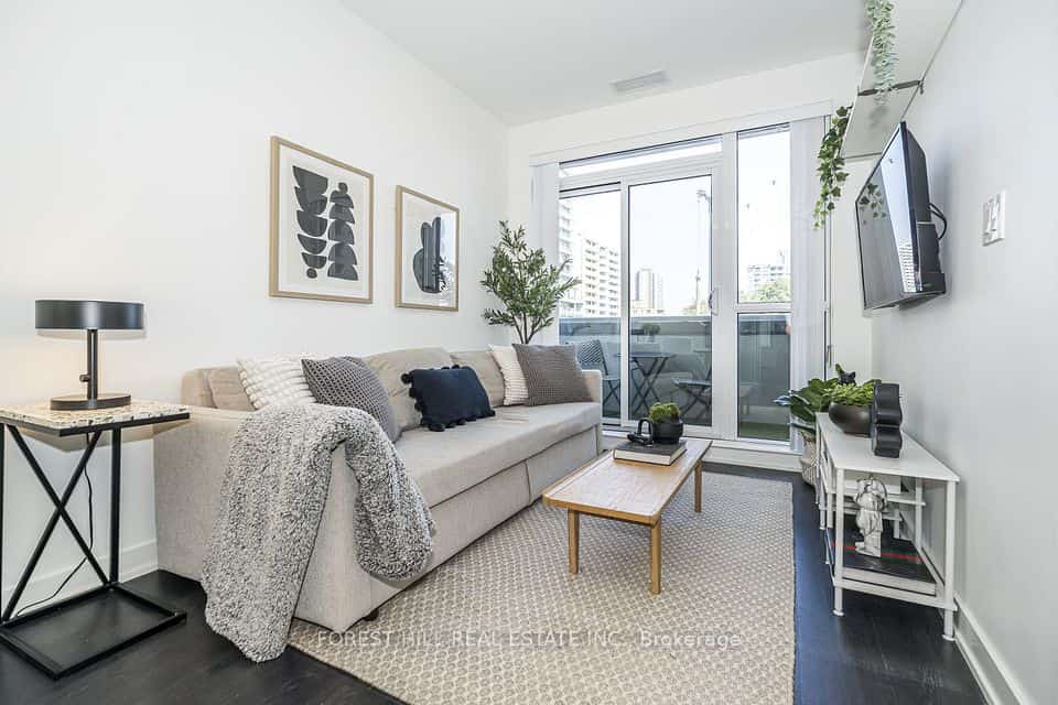501 St Clair Avenue W, Toronto