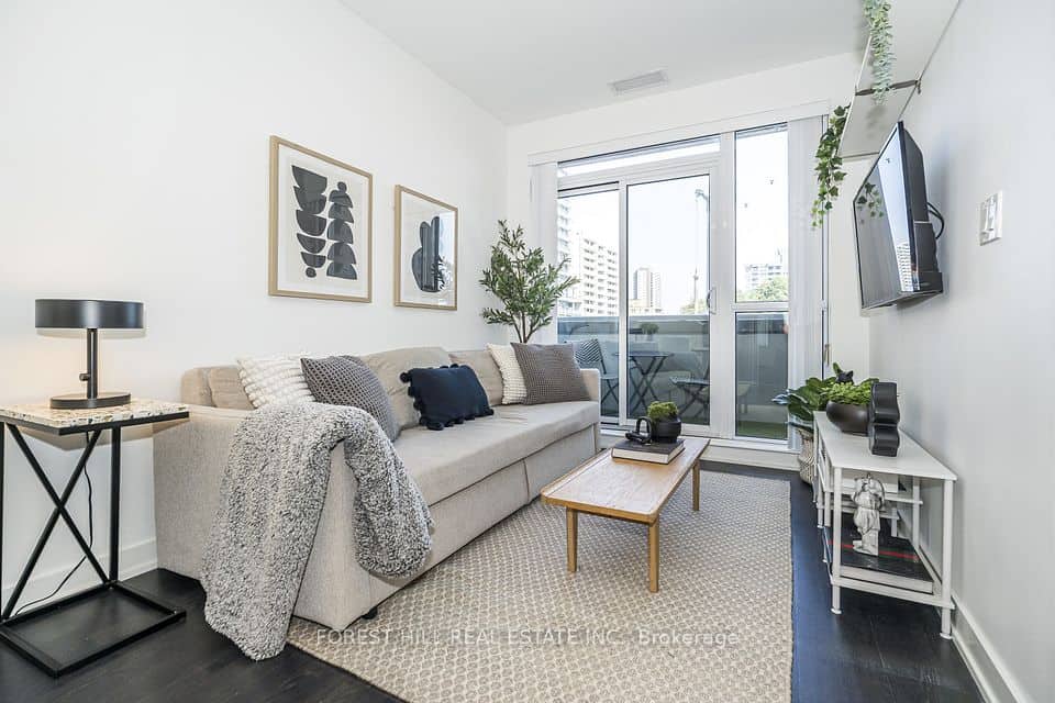 501 St Clair Avenue W, Toronto
