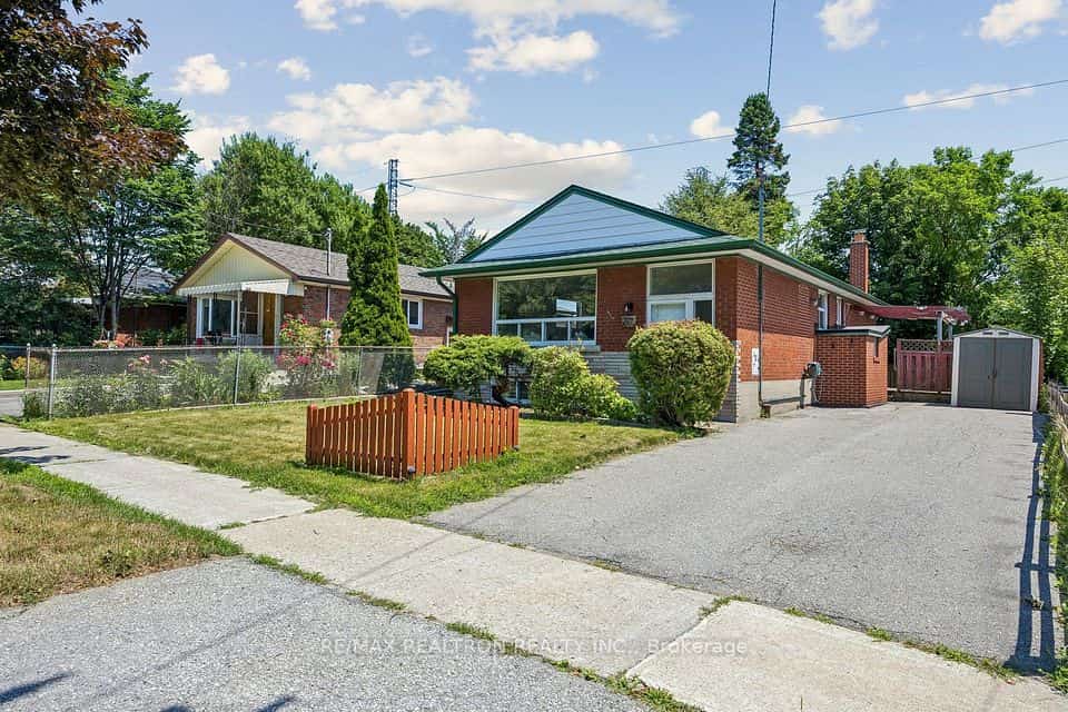 17 Chancellor Drive, Toronto, ON M1G 2W4