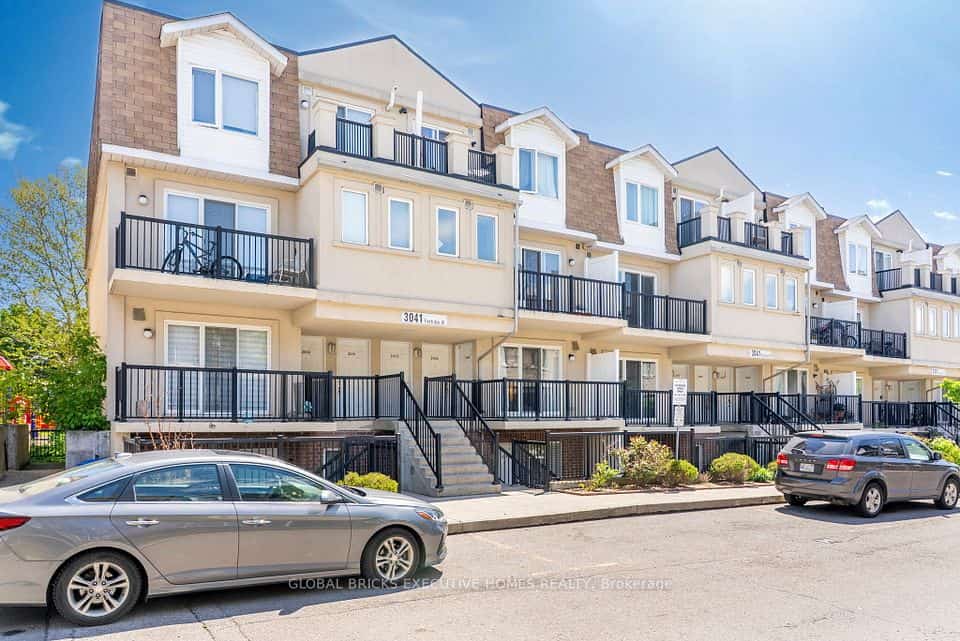 3041 Finch Avenue W #2054, Toronto, ON M9M 0A4
