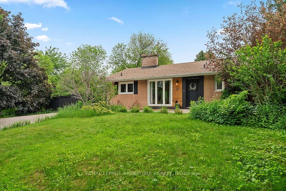 11 Yewfield Crescent, Toronto, ON M3B 2Y4