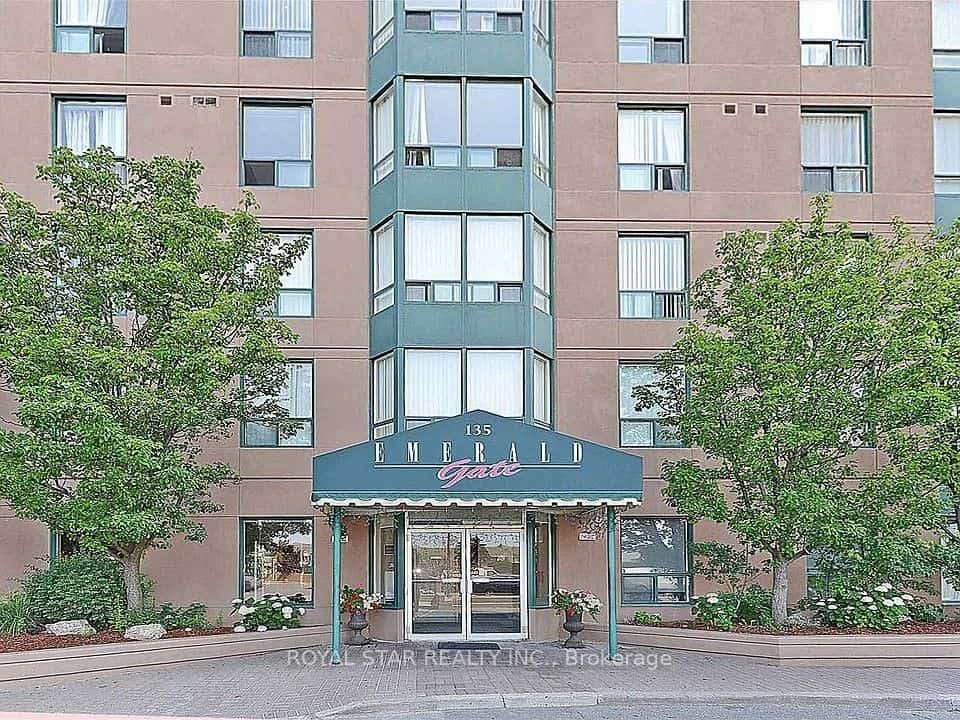 135 Hillcrest Avenue #303, Mississauga, ON L5B 4B1