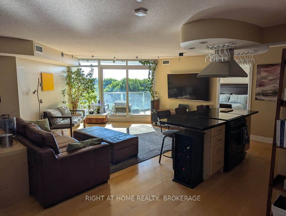 550 Queens Quay W, Toronto