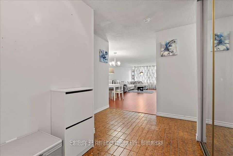 45 Carlton Street #609, Toronto, ON M5B 2H9