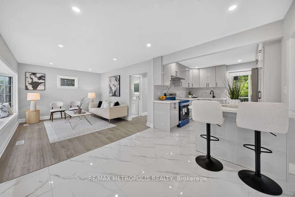 208 Palmerston Avenue, Whitby, ON L1N 3E7