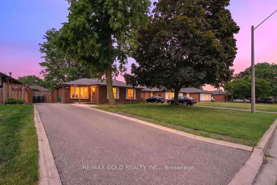 40 Devonshire Drive, Brampton, ON L6T 3G3