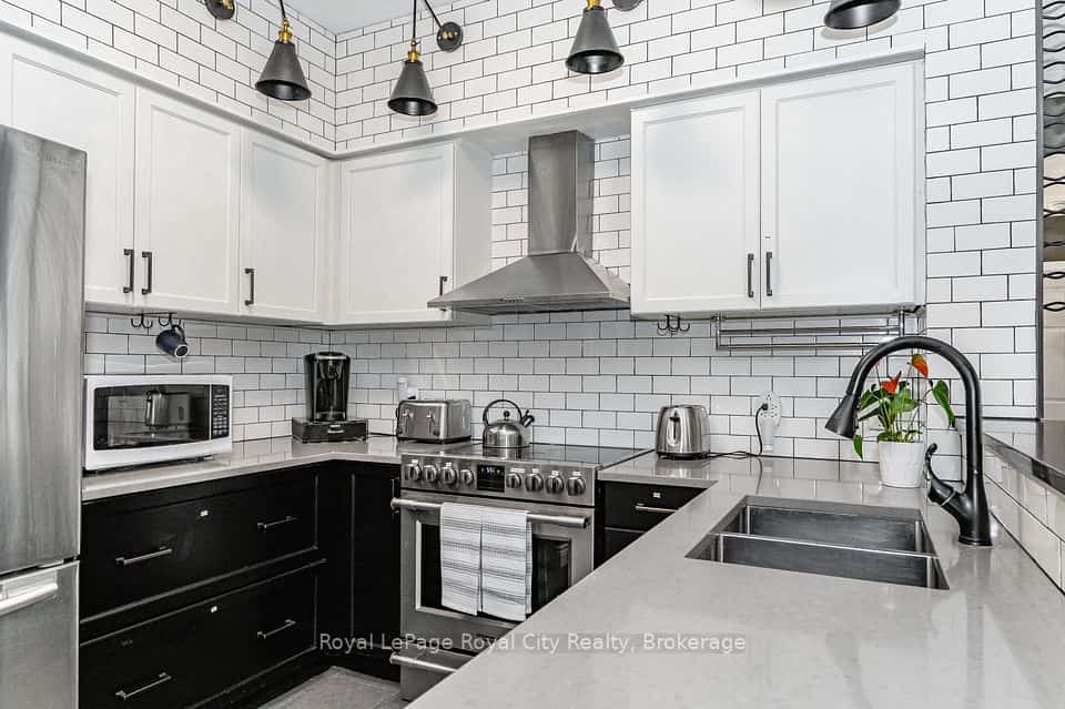 308 Watson Parkway N #102, Guelph, ON N1E 0G7