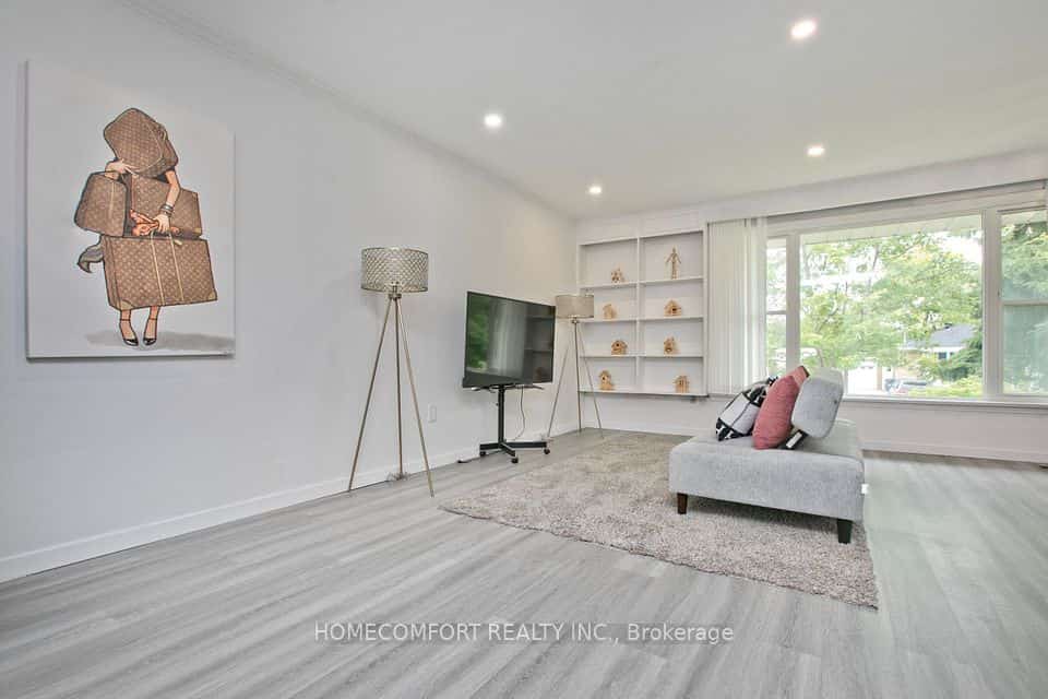 19 Beacham Crescent, Toronto, ON M1T 1M9
