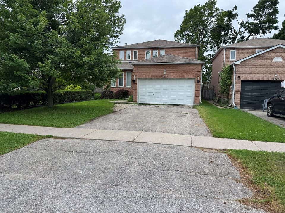 253 Hickling Trail, Barrie, ON L4M 5W9