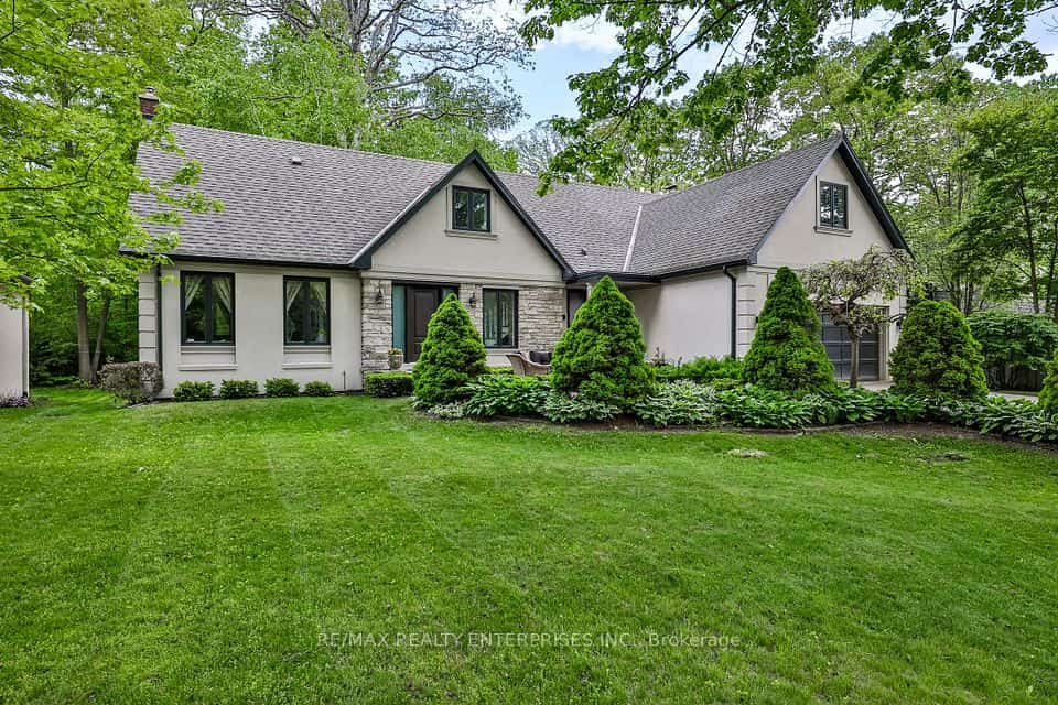 208 Mineola Road W, Mississauga, ON L5G 2C7