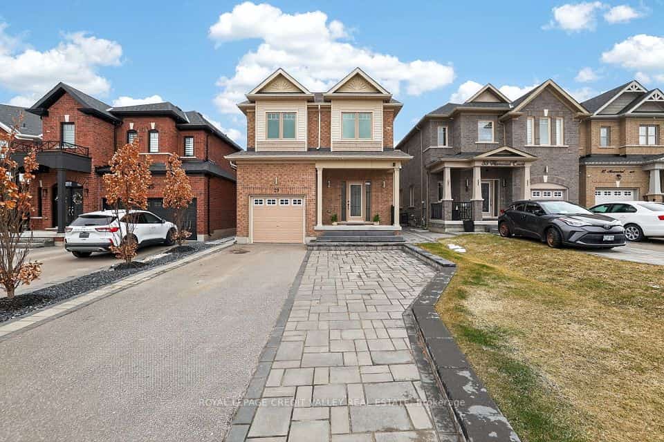 29 Memorial Court, Bradford West Gwillimbury, ON L3Z 4H5
