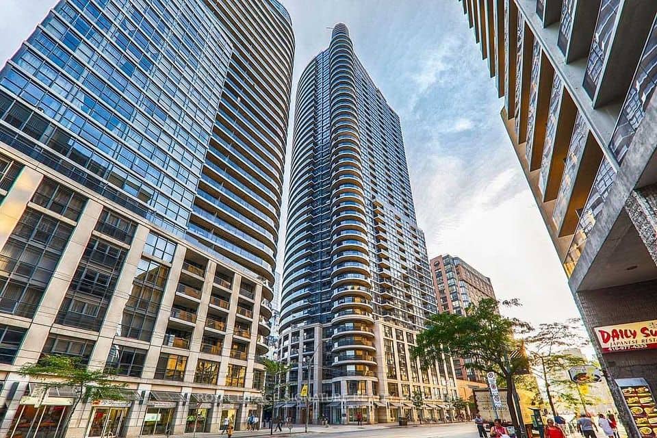 21 Carlton Street, Toronto
