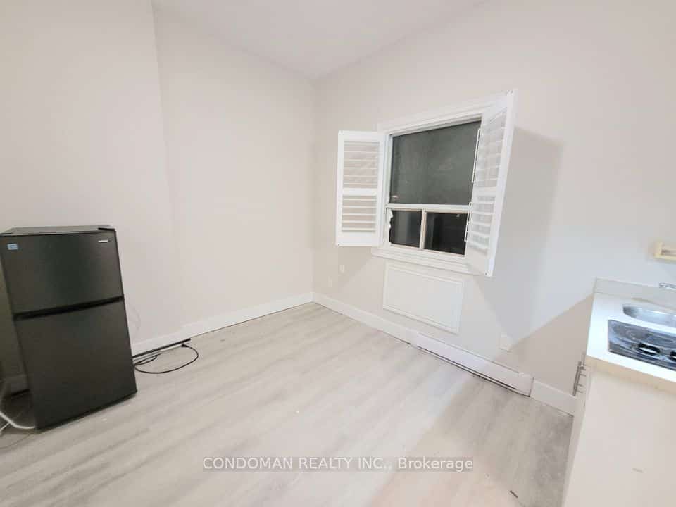 1371 King Street W #204, Toronto, ON M6K 1H4