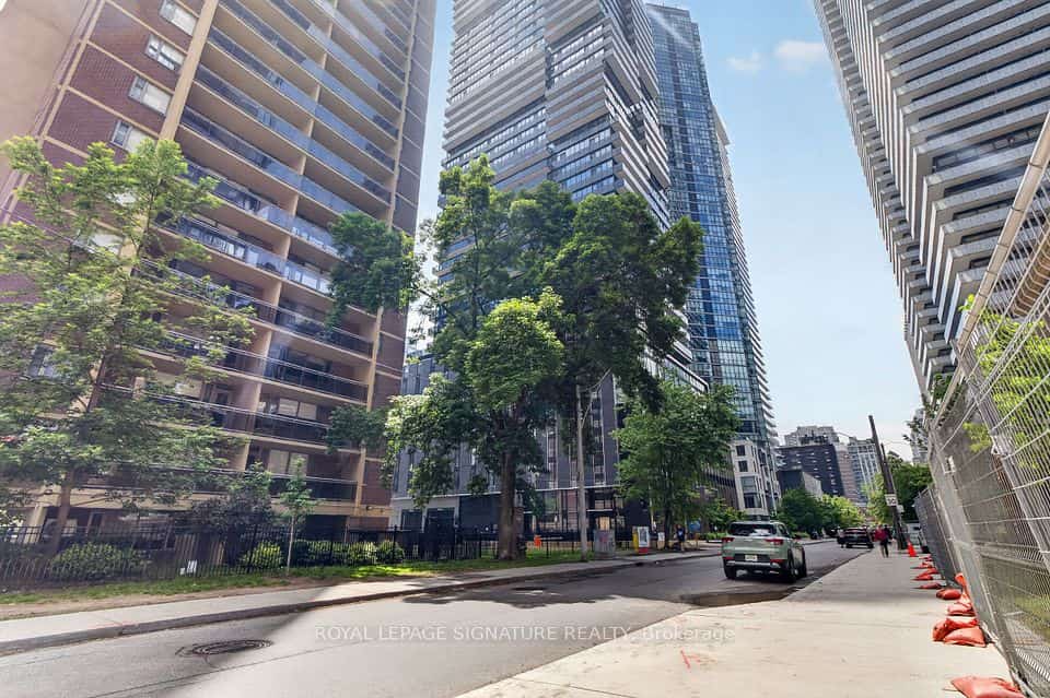55 Charles Street E #4303, Toronto, ON M4Y 0J1