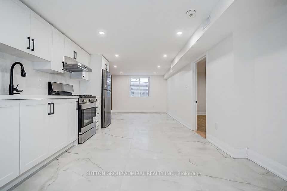 176 Cherrywood Drive, Newmarket, ON L3Y 2X8