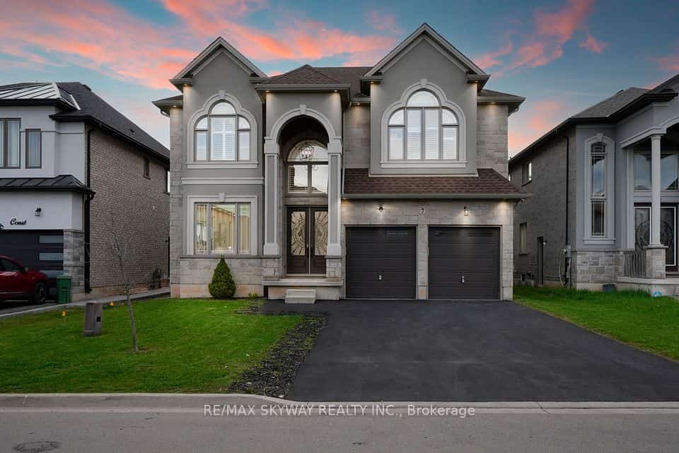 7 Riesling Court, Hamilton, ON L8G 0B4