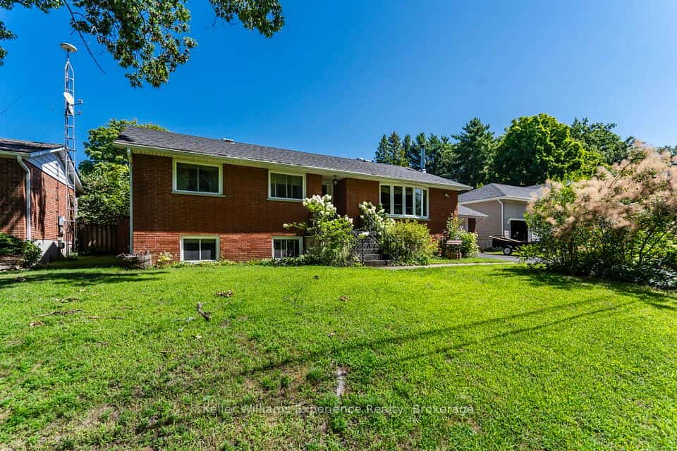 63 Lorne Avenue, Penetanguishene, ON L9M 1H8
