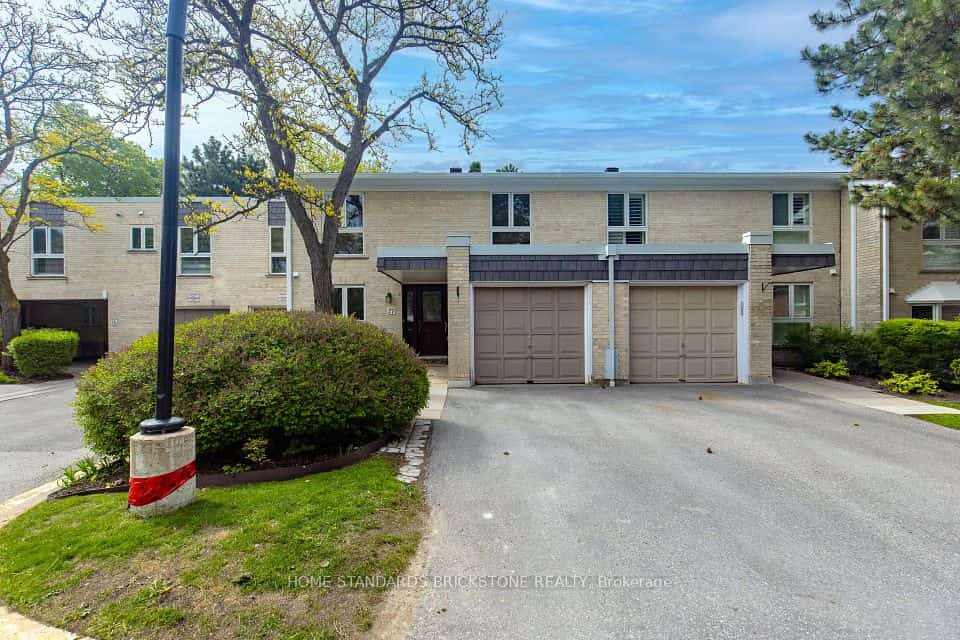 27 Proudbank Millway #50, Toronto, ON M2L 1P3