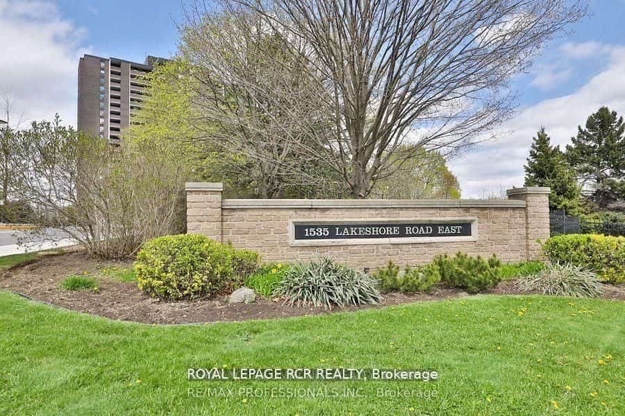 1535 Lakeshore Road E #205, Mississauga, ON L5E 3E2