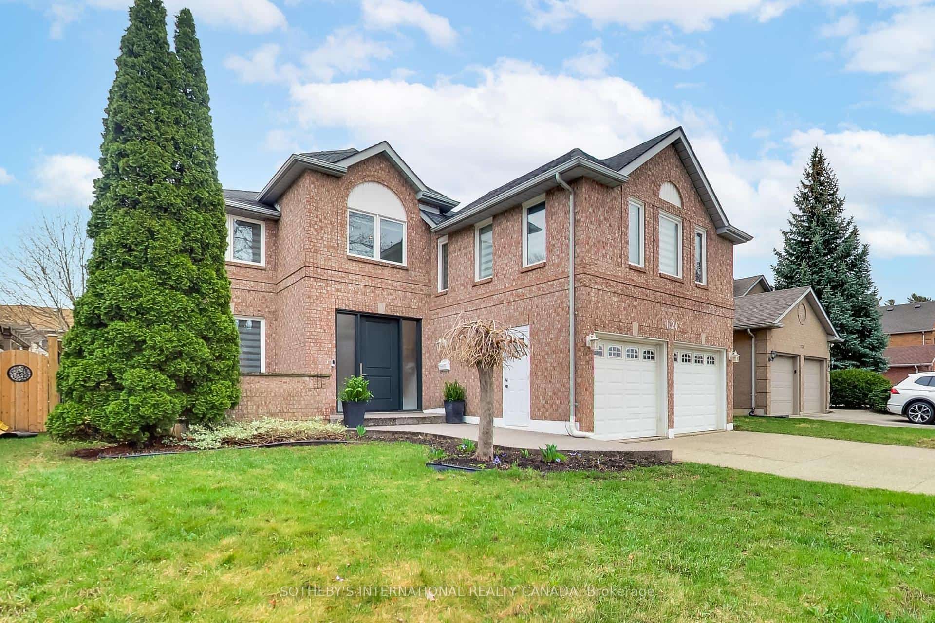 1124 Lansdown Drive, Oakville, ON L6J 7N7