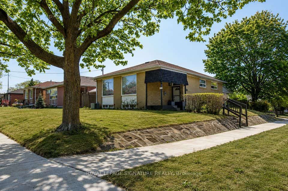 135 Rangoon Road, Toronto, ON M9C 4P4