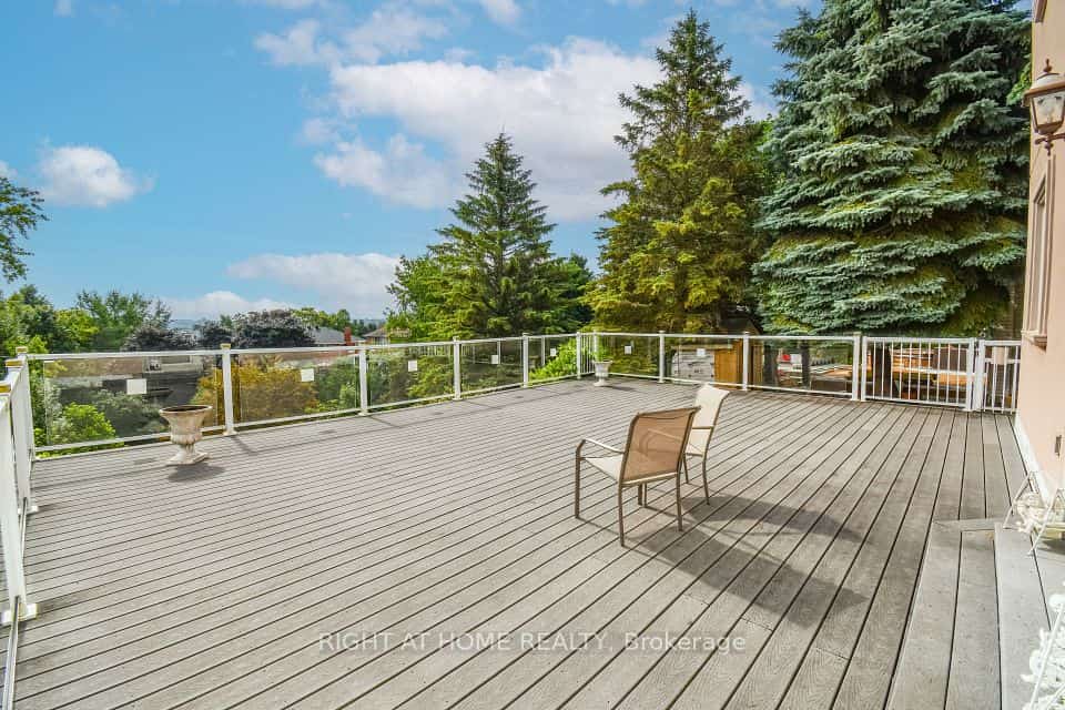 11 Thackeray Crescent, Barrie, ON L4N 6J6