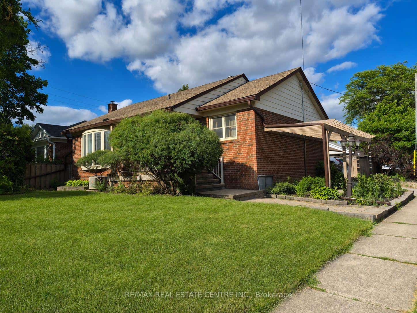 2 Bard Lane, Halton Hills, ON L7G 2M7