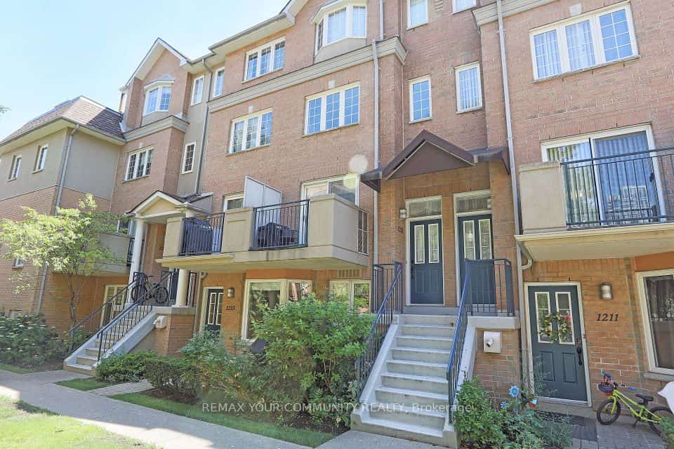 28 Sommerset Way #1213, Toronto, ON M2N 6W7