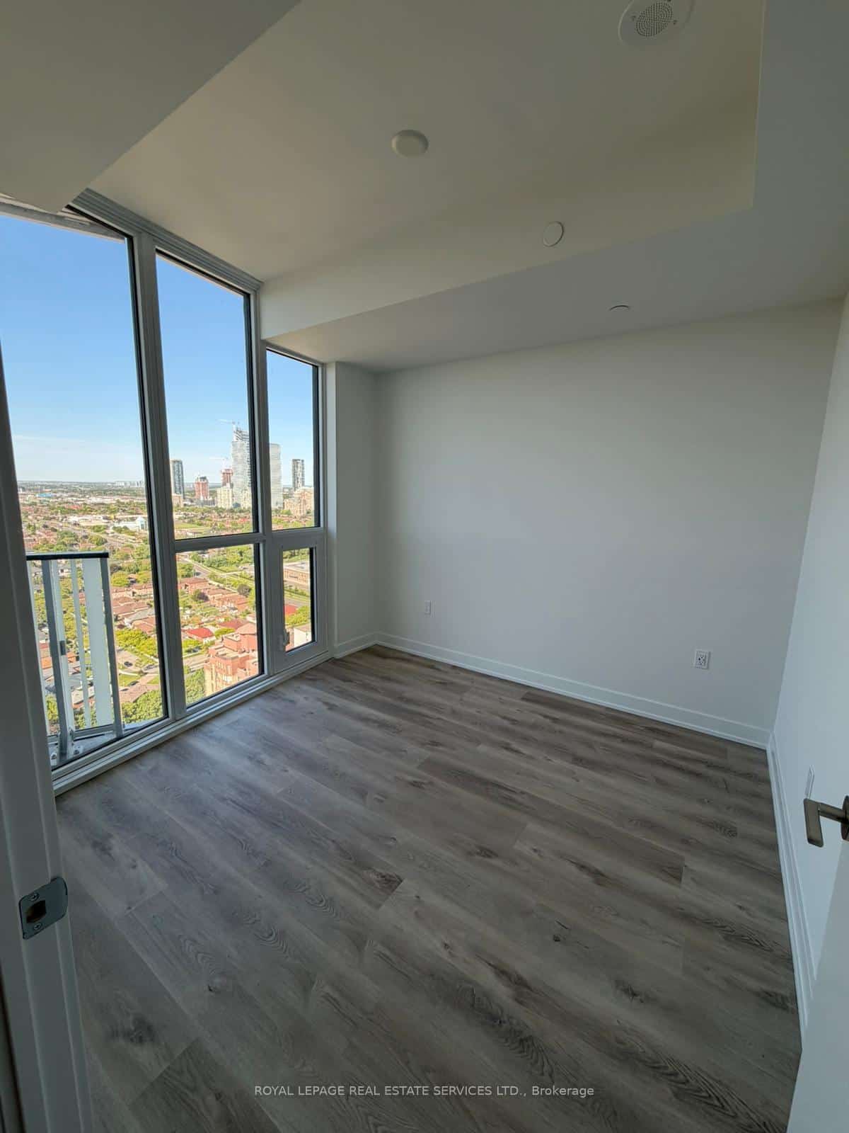 1 Fairview Road E #3010, Mississauga, ON L5A 4C6