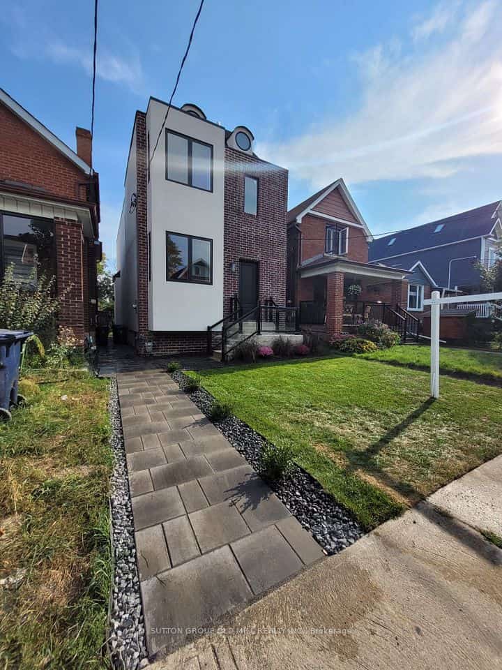 11 Morland Road, Toronto, ON M6S 2M7