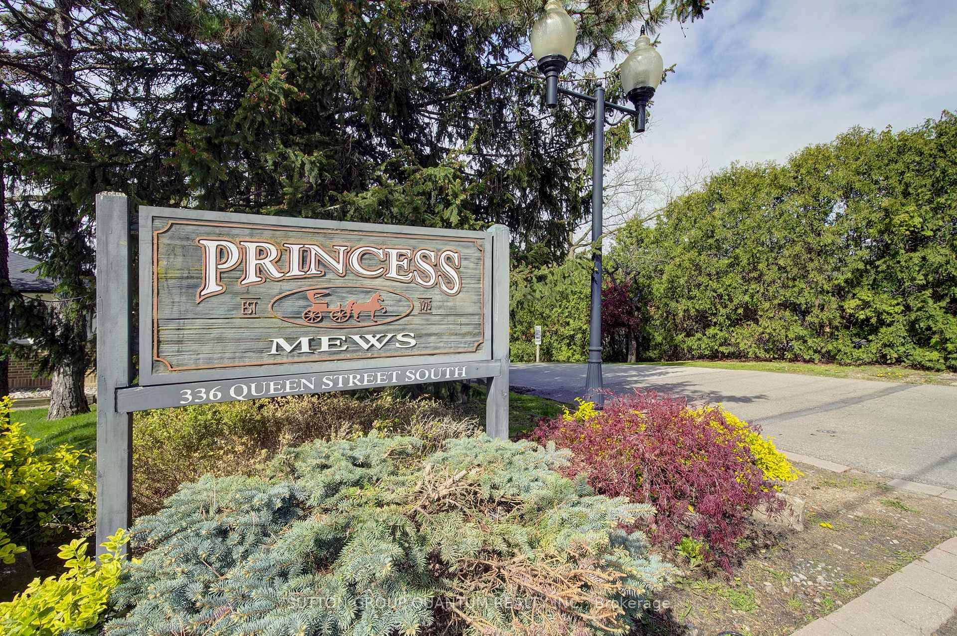 336 Queen Street S #14, Mississauga, ON L5M 1M2