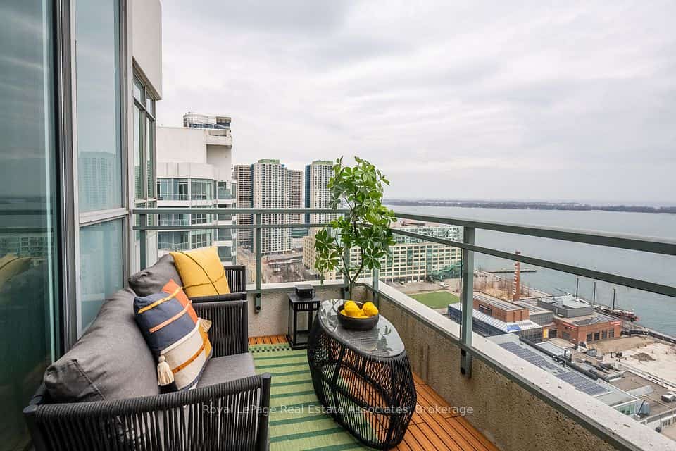 230 Queens Quay W, Toronto, ON M5J 2Y7