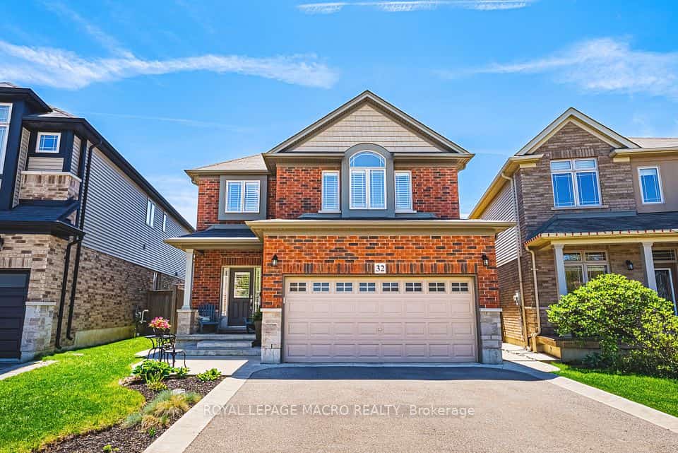 32 Dulgaren Street, Hamilton, ON L8W 3Y8