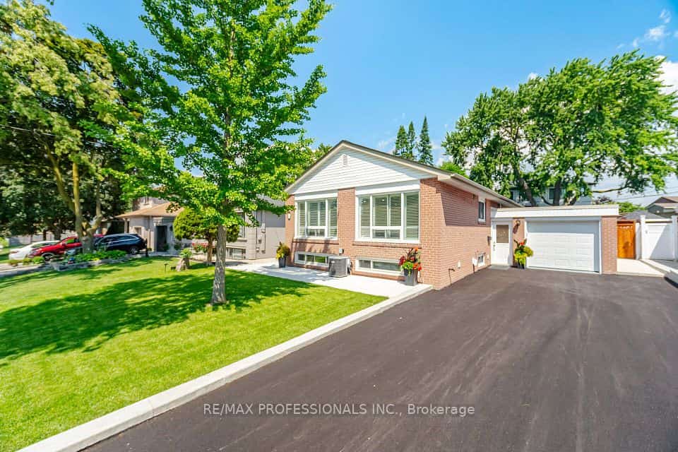 24 Millburn Drive, Toronto, ON M9B 2W9