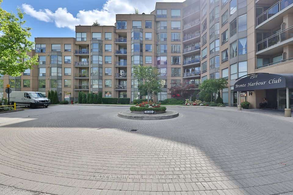 2511 Lakeshore Road W #801, Oakville, ON L6L 6L9