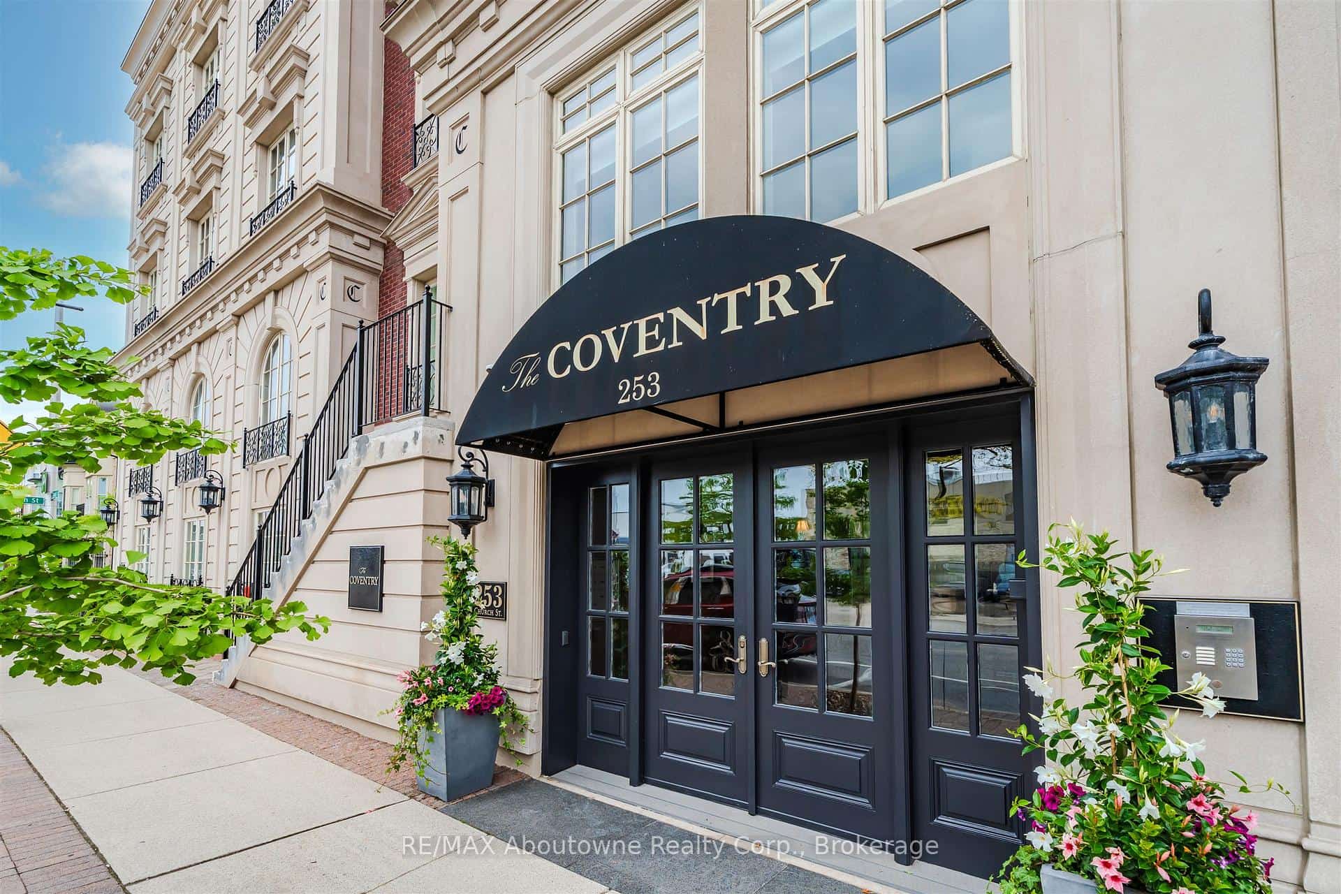 253 Church Street #402, Oakville, ON L6J 1N7