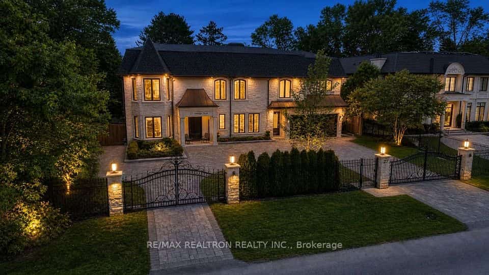 27 Laureleaf Road, Markham, ON L3T 2X4