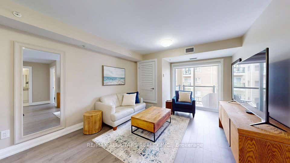 481 Rupert Avenue #203, Whitchurch-Stouffville, ON L4A 1Y7