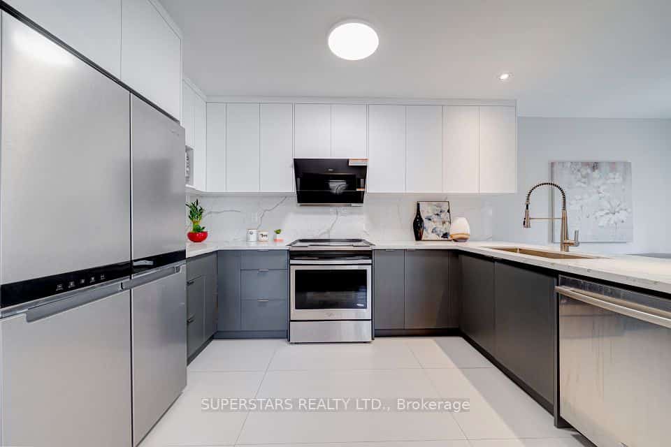 1 Baffin Court, Richmond Hill, ON L4B 4J6
